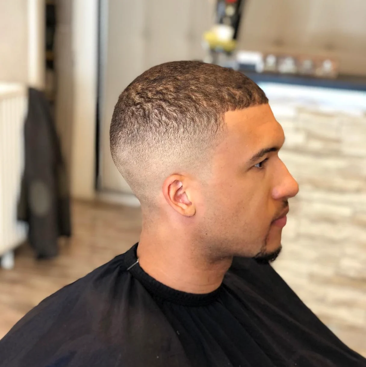 Moderner sauberer Fade-Haarschnitt