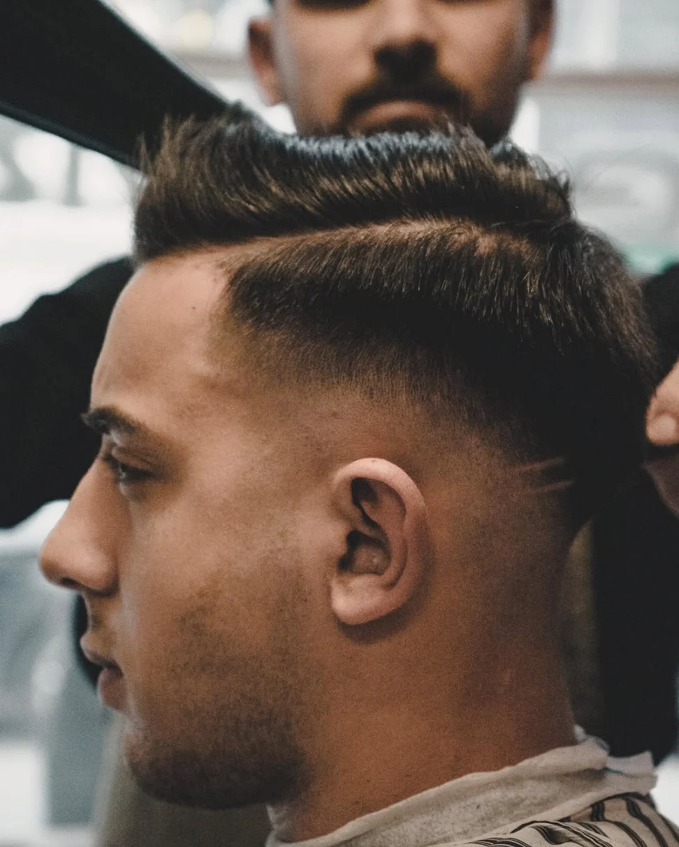 Präziser Herrenhaarschnitt mit Fade